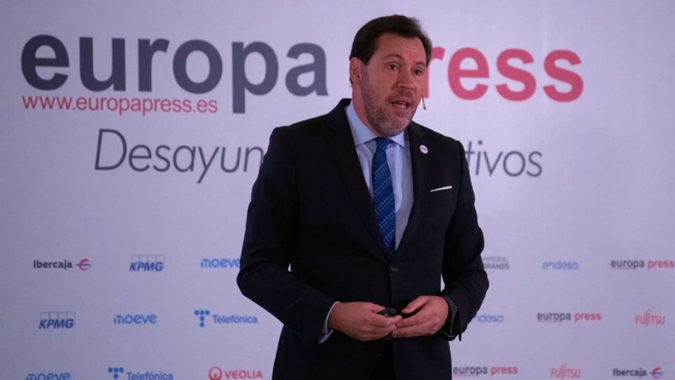 Como en China: Óscar Puente anuncia un plan para subir a 350 kilómetros por hora la velocidad de los trenes