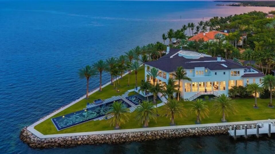 El cantante The Weeknd compra una lujosa mansión en Miami por 54,9 millones de dólares