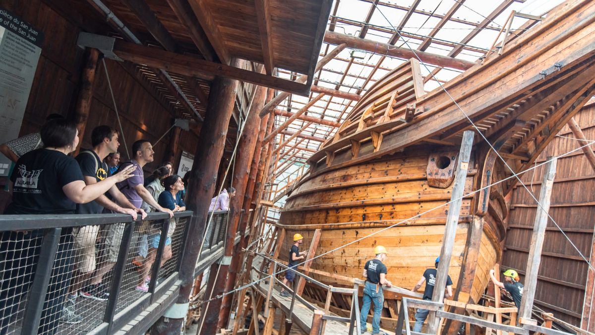 Así ha sido la botadura de la réplica de la Nao San Juan en el puerto de Pasaia