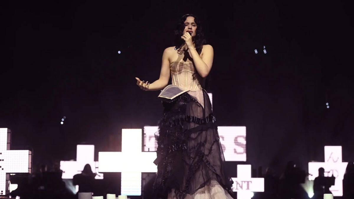 Rosalía bendice Los 40 Music Awards con una actuación divina de «Reliquia»