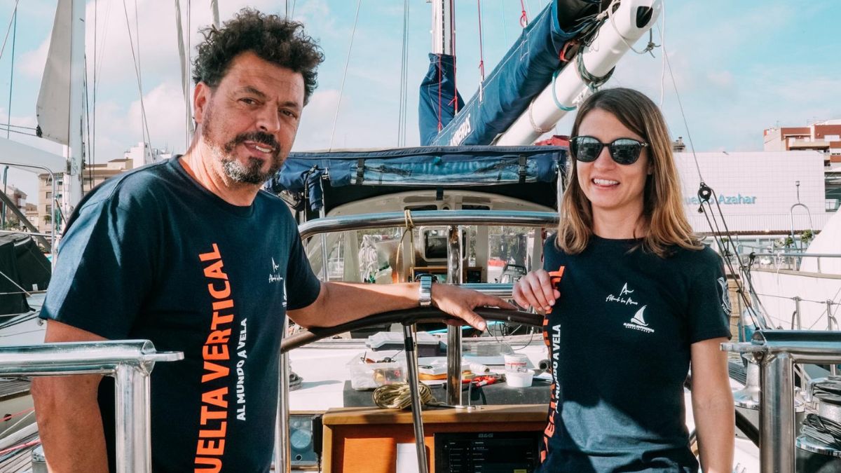 Paula Gonzalvo y Pedro Jiménez zarpan desde Castellón en la primera Vuelta Vertical a vela