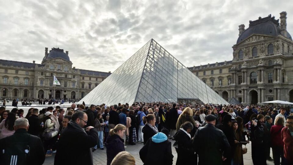 El Museo del Louvre subirá un 45% el precio de sus entradas para los visitantes fuera de la UE en 2026