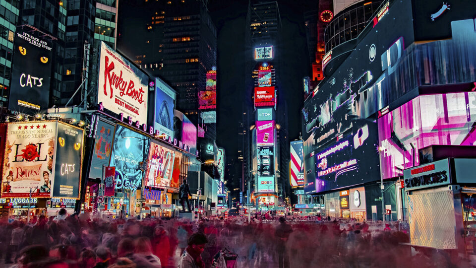 ChatGPT y Gemini ‘pasan’ de las luminarias de Times Square