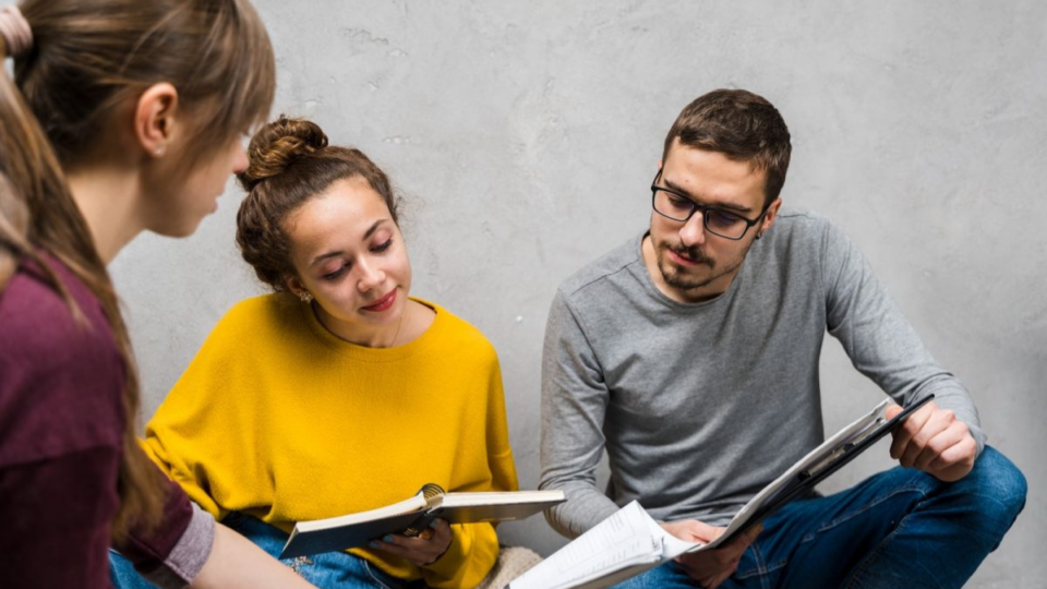 Asempleo alerta del “desajuste” entre oferta y demanda en el empleo juvenil: tres de cada diez jóvenes trabajan en comercio u hostelería