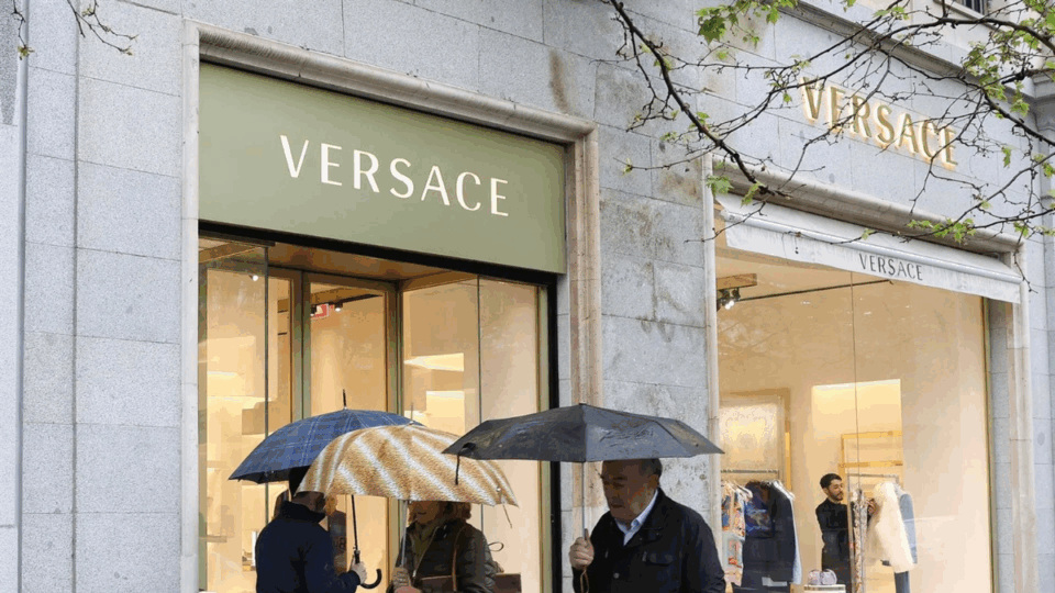 El grupo italiano de moda Prada completa la compra de Versace por 1.184 millones de euros