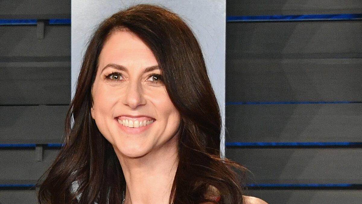 Las últimas donaciones de MacKenzie Scott la convierten en la tercera filántropa más generosa de Estados Unidos