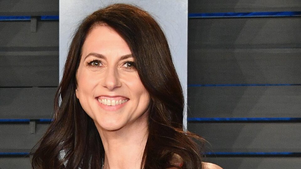 Las últimas donaciones de MacKenzie Scott la convierten en la tercera filántropa más generosa de Estados Unidos