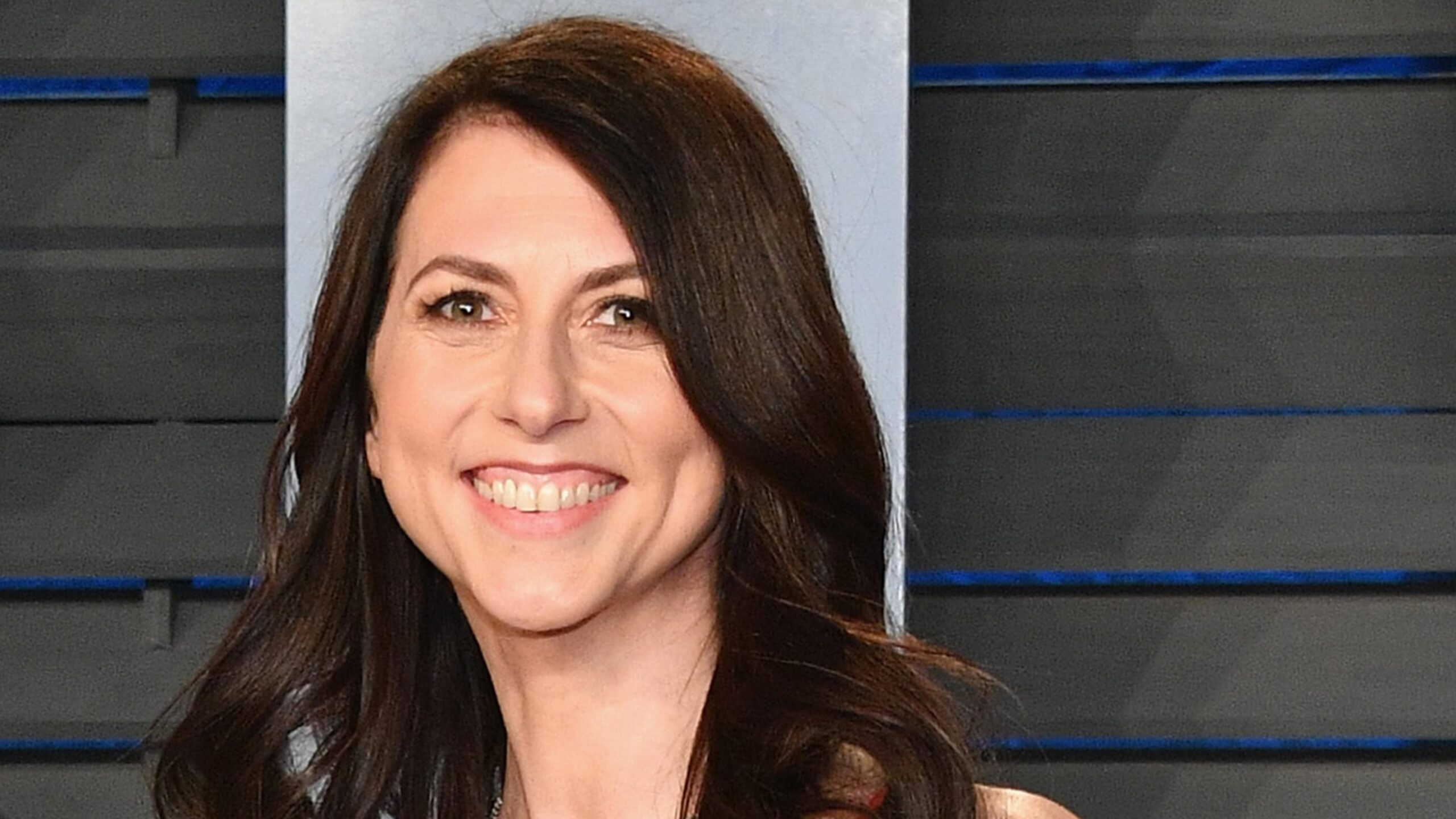 Las últimas donaciones de MacKenzie Scott la convierten en la tercera filántropa más generosa de Estados Unidos