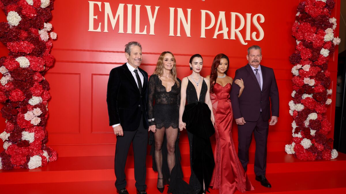 Lily Collins, madre y modelo. Así es la vida real de la protagonista de ‘Emily in Paris’