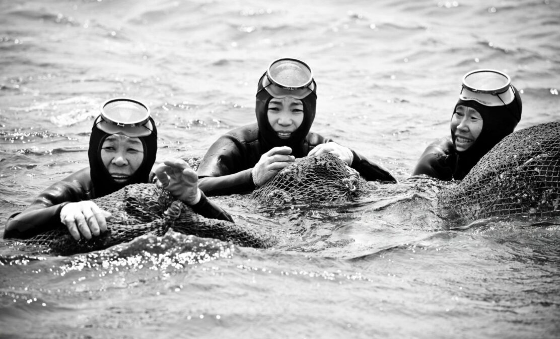 Las haenyeo, las buceadoras surcoreanas que cambiaron la historia y ahora están en peligro de extinción