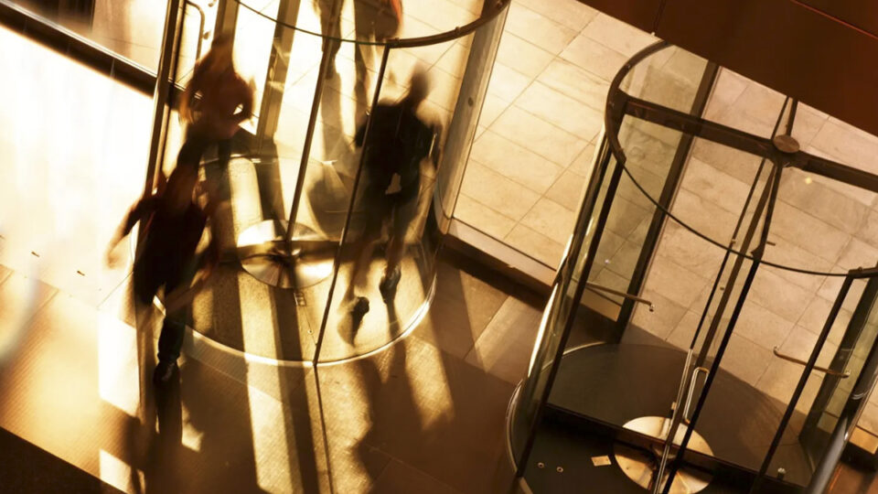 La carrera por la IA provocó importantes cambios ejecutivos en Apple, Tesla y Meta en 2025