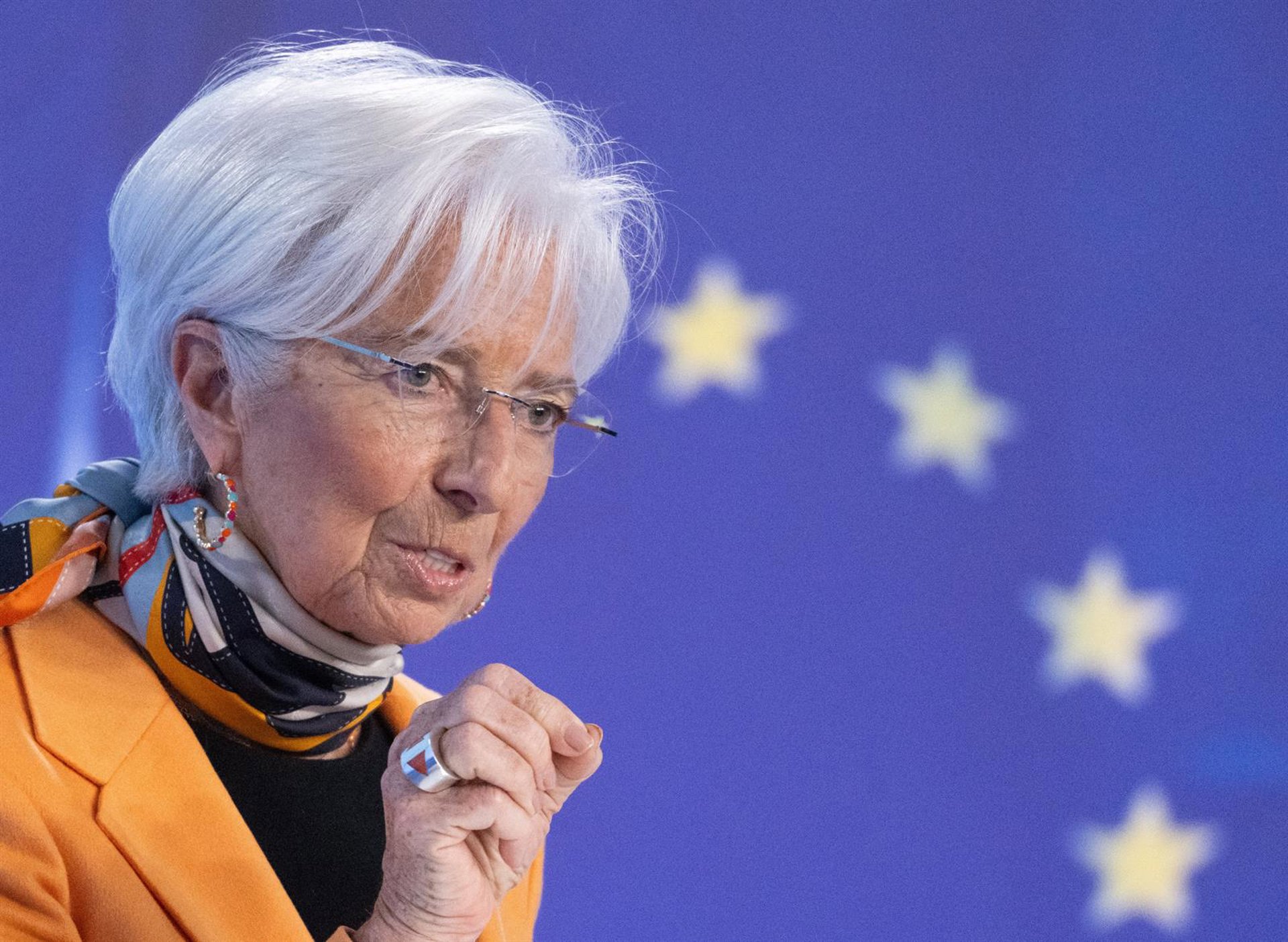 Lagarde (BCE) prevé que la inflación se mantenga cerca del 2%, pero avisa de la incertidumbre