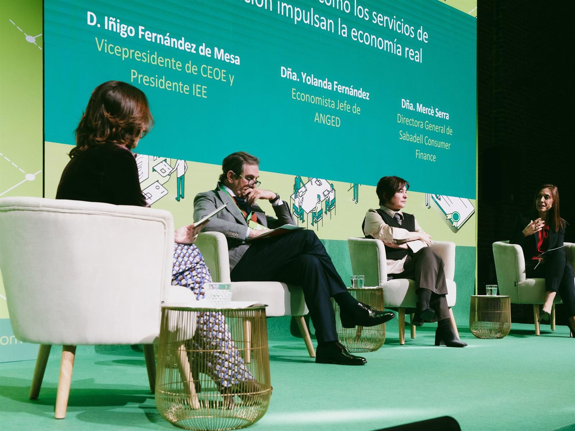 Economía ultima el anteproyecto de ley en la que limitará los tipos de los créditos al consumo