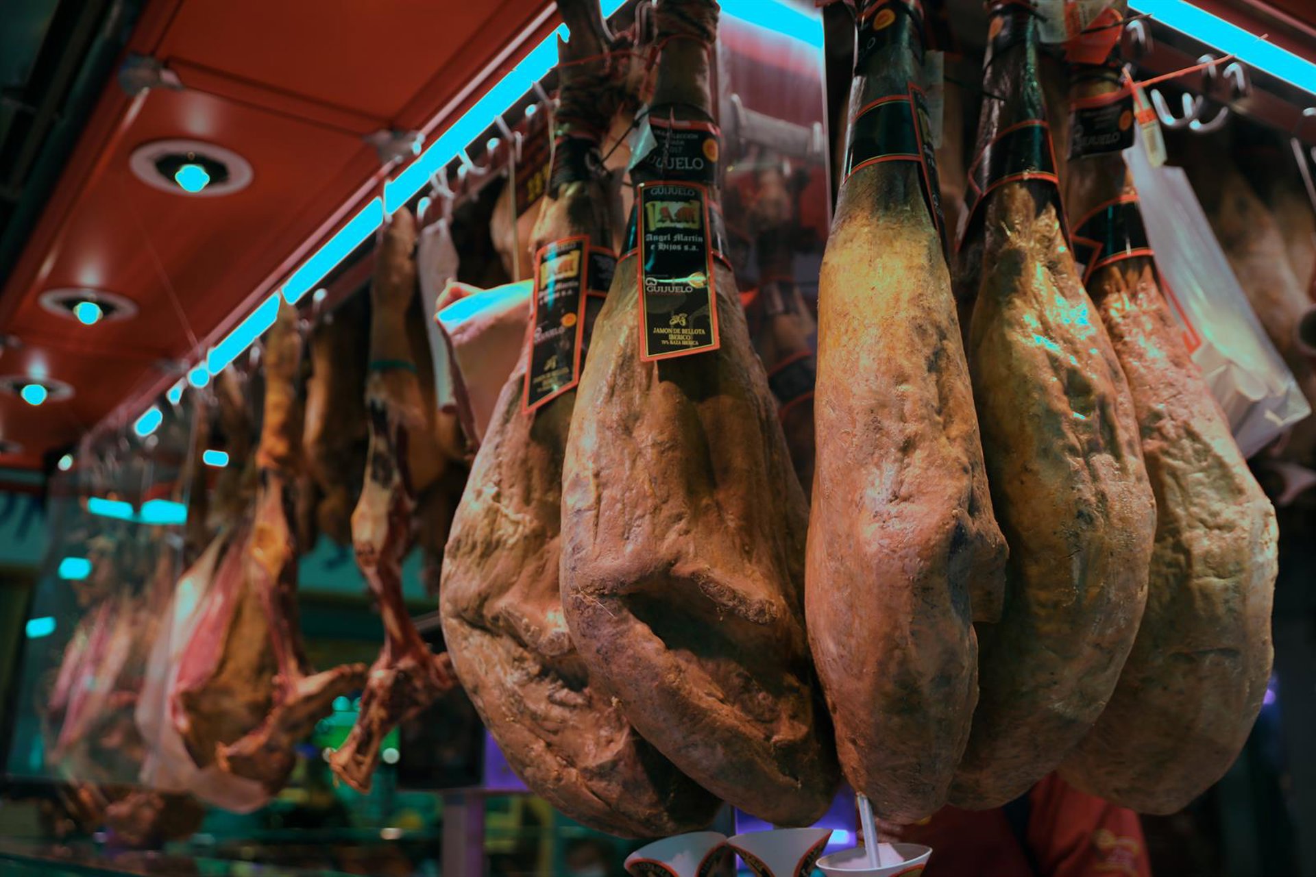 El jamón ibérico de cebo sube a 67,52 euros el kilo en unas Navidades un 5,1% más caras, según la OCU