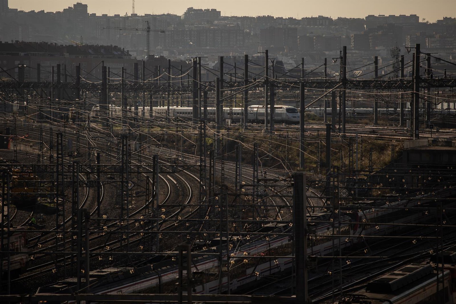 El tráfico ferroviario se estanca por la caída de mercancías y cercanías frente al alza en alta velocidad
