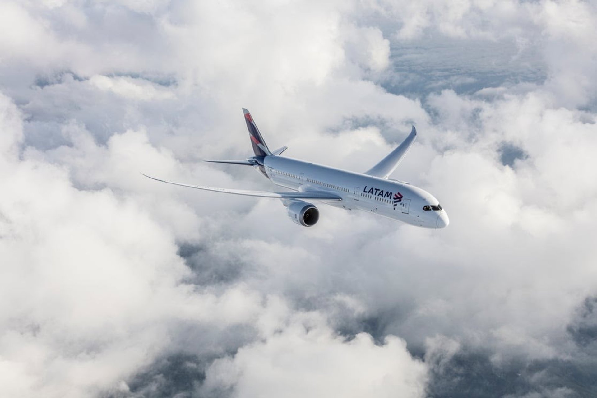 Latam Airlines mejora sus proyecciones financieras para 2026 y espera un alza del 10% de sus operaciones