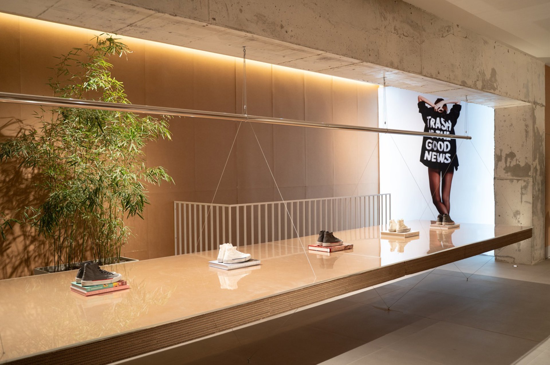 Ecoalf inaugura en San Sebastián su primera tienda hecha 100% de papel y cartón