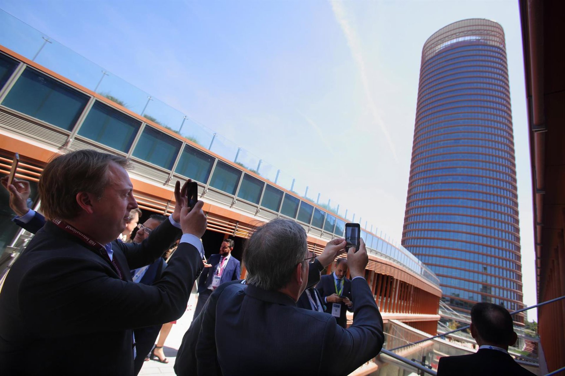 Cajasol defiende su oferta por Torre Sevilla porque la rentabilidad será para obra social y cultural andaluza