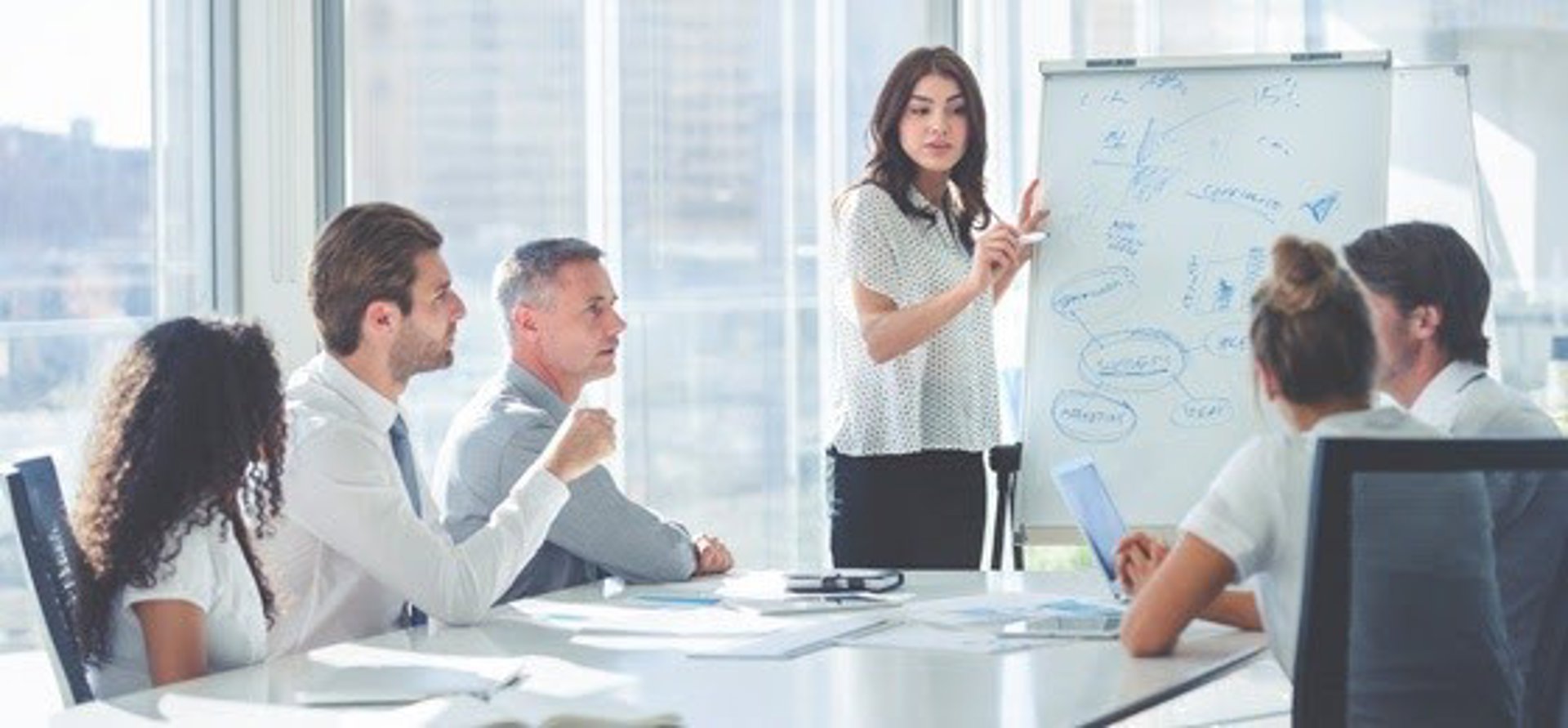 La IA provoca una caída de los salarios y una reducción de empleados júnior en las empresas, según IESE