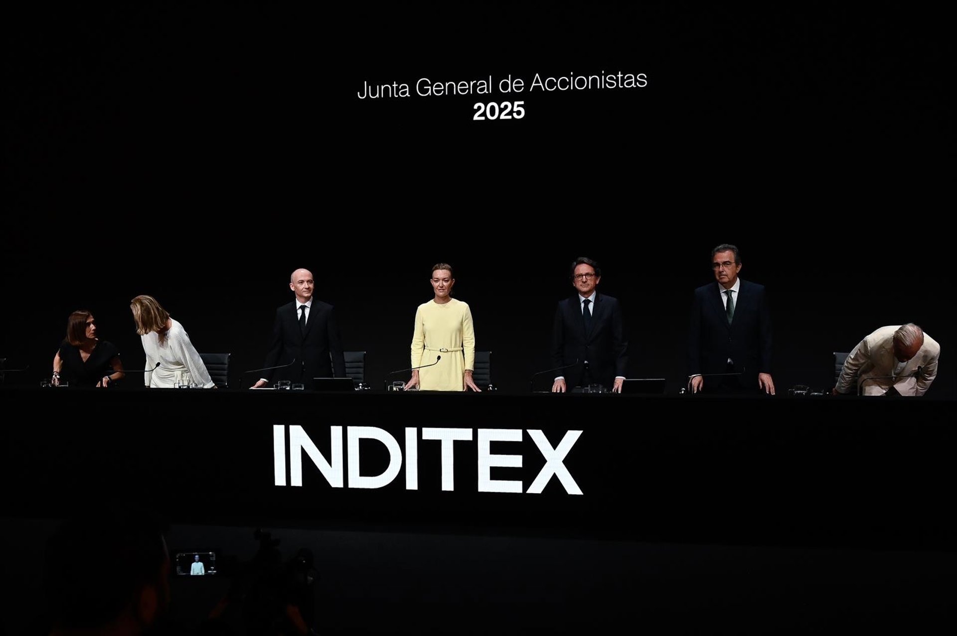 Inditex se queda a las puertas de batir máximos en Bolsa con la acción al filo de los 56 euros