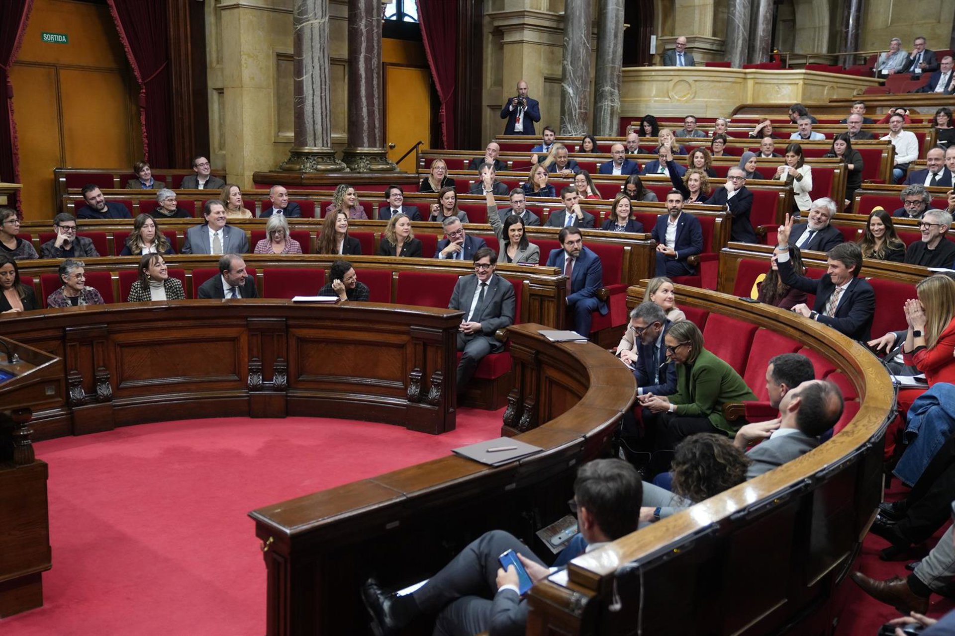 El Parlament reclama que la CNMC garantice el acceso a la red eléctrica con precios no «abusivos»