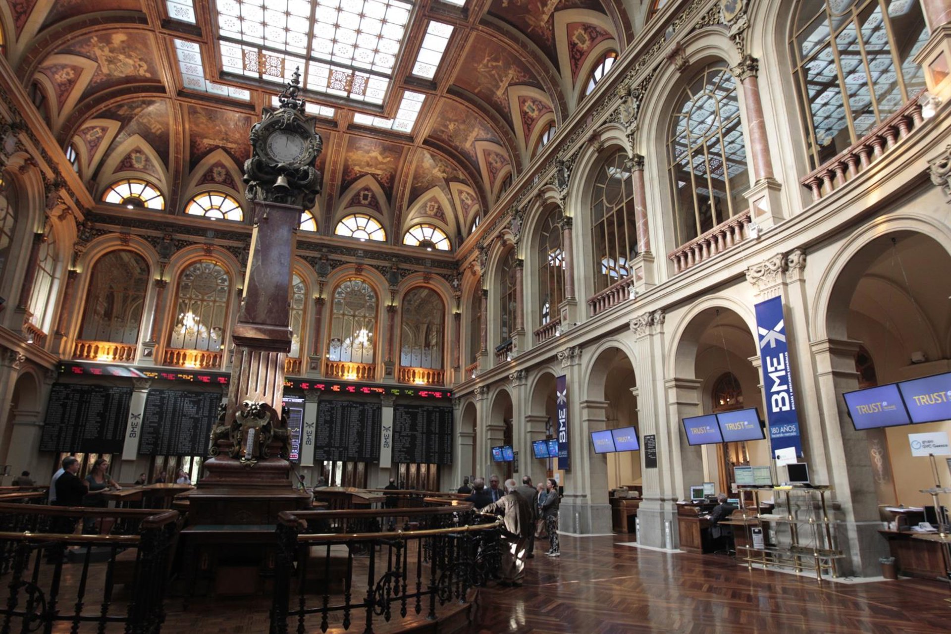 El Ibex 35 despide la semana de Navidad cerca de sus máximos históricos