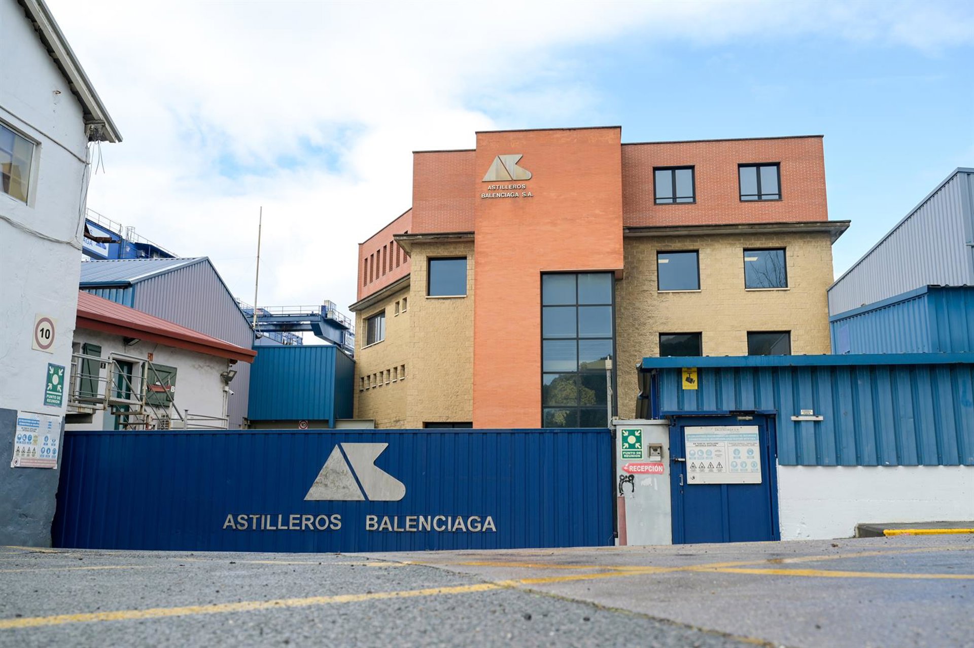 Los empleados de Astilleros Balenciaga asumen bajarse el sueldo un 5% y tres años de congelación