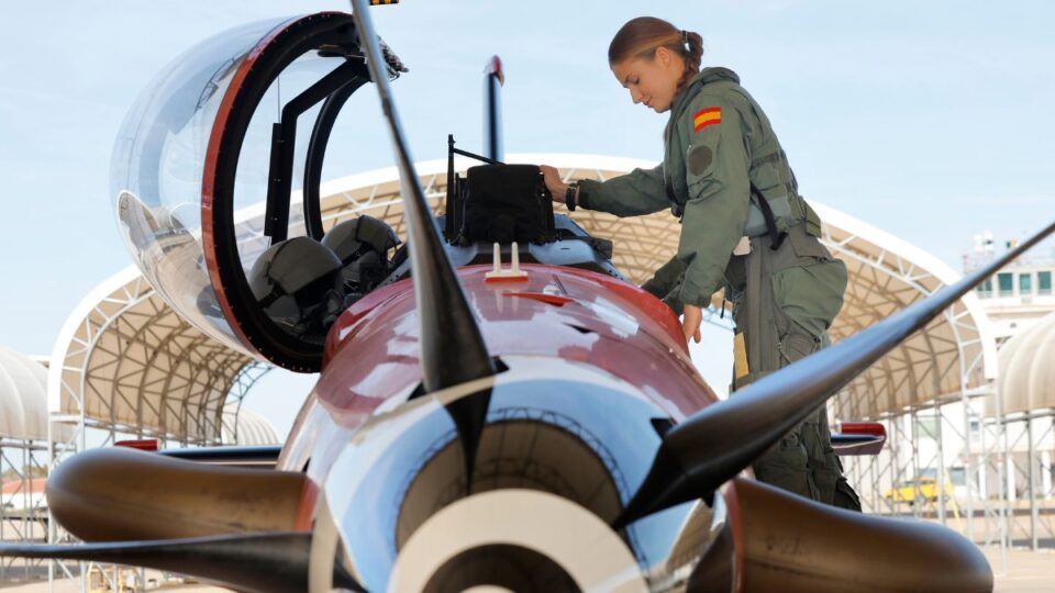 La princesa Leonor realiza su primer vuelo en solitario en la Academia del Aire