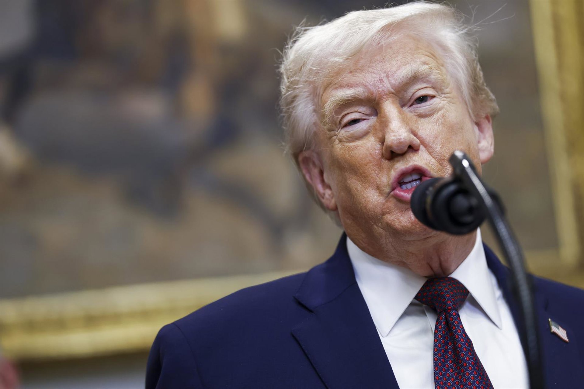 Trump retrasa hasta 2027 la subida de los aranceles a muebles tapizados, de cocina y tocadores de baño