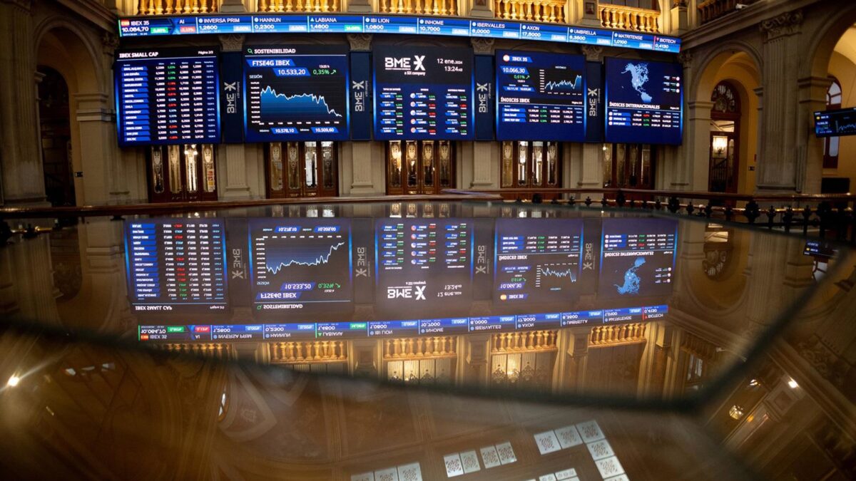 El Ibex 35 cae un 0,30%, hasta los 17.642 puntos, con Repsol dejándose