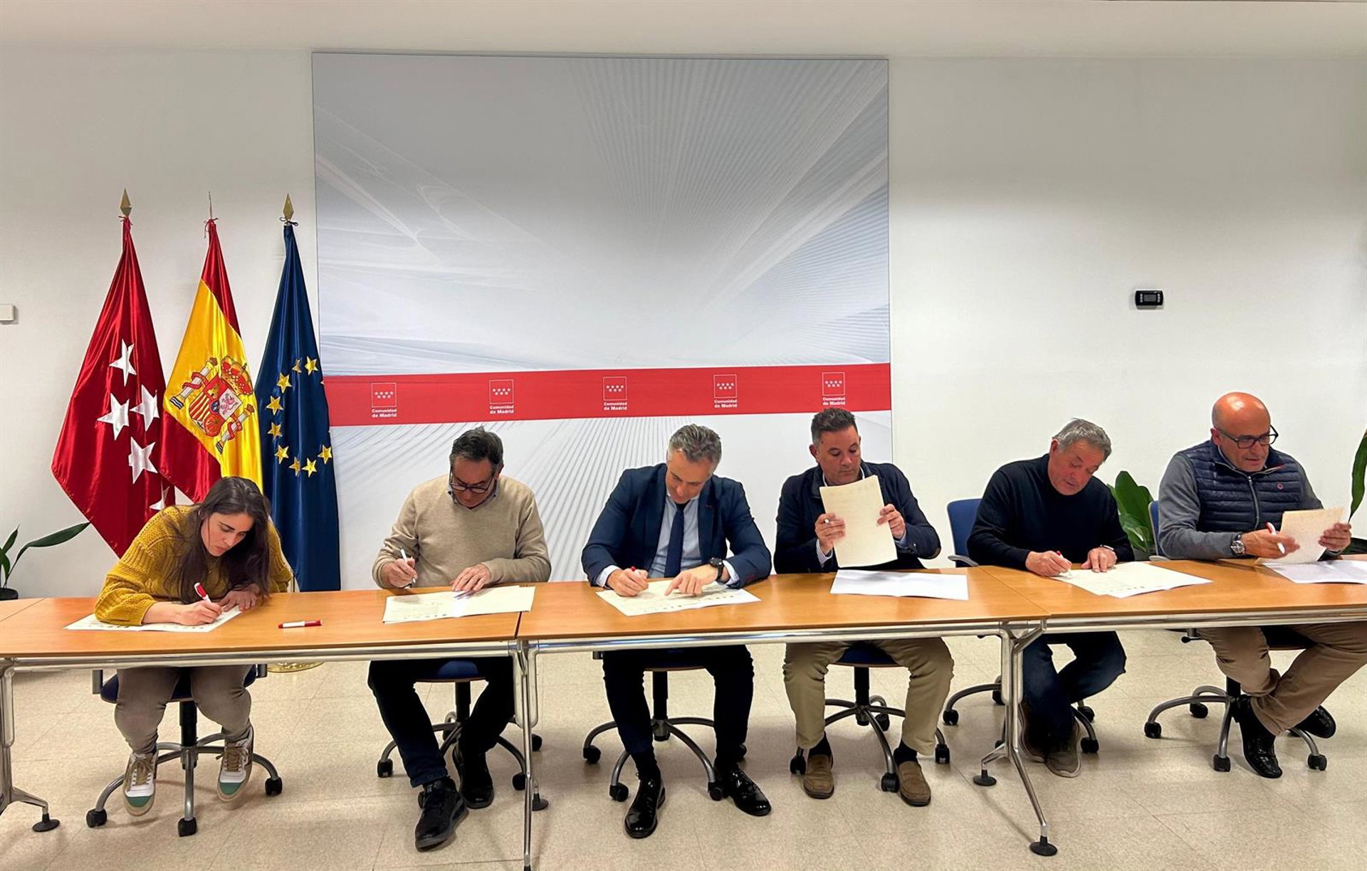 Madrid firma un pacto con agricultores y ganaderos para «defender el sector» tras el pacto UE-Mercosur