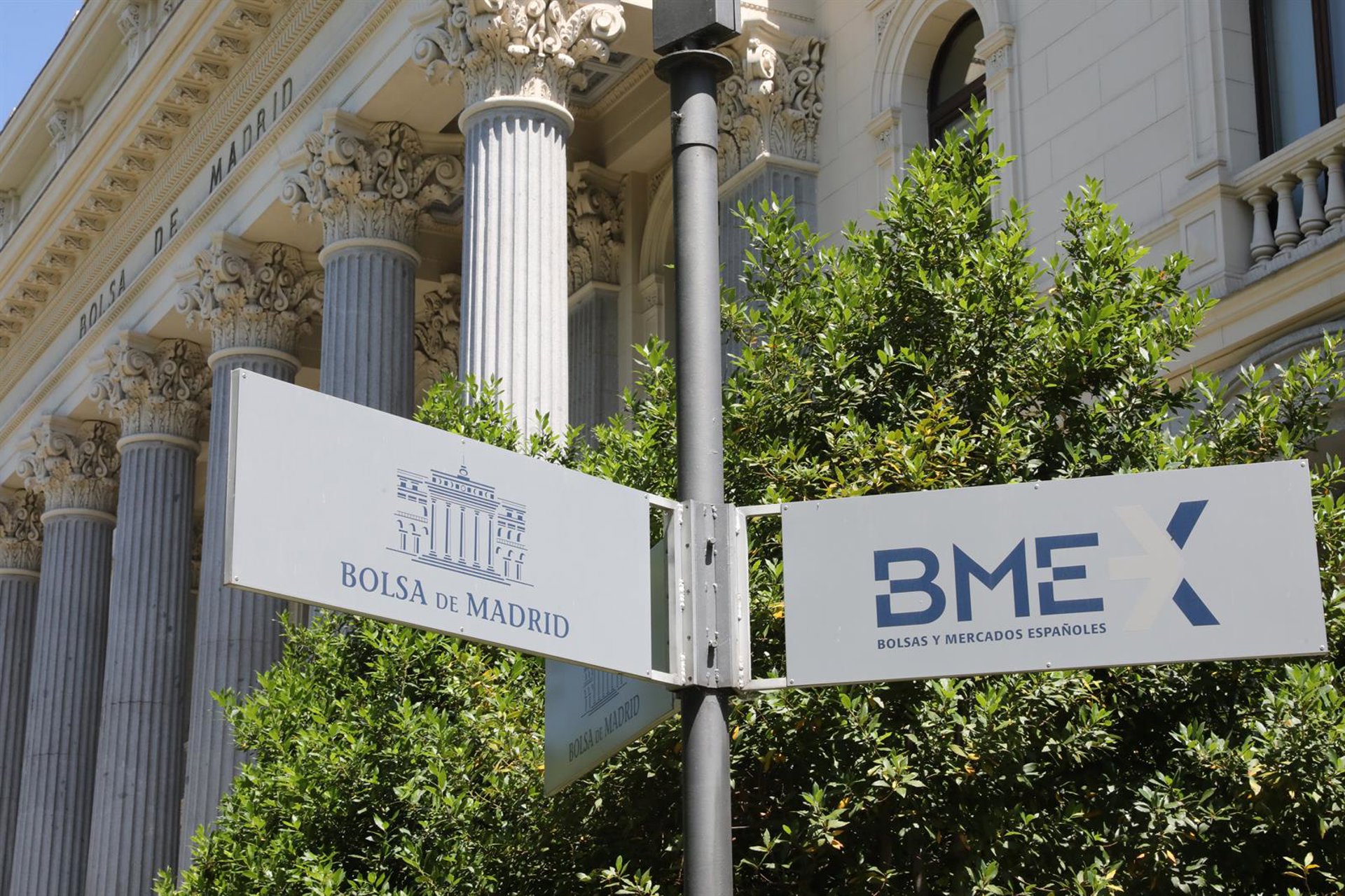 El Ibex 35 abre con una caída del 0,26% y pierde los 17.600 puntos