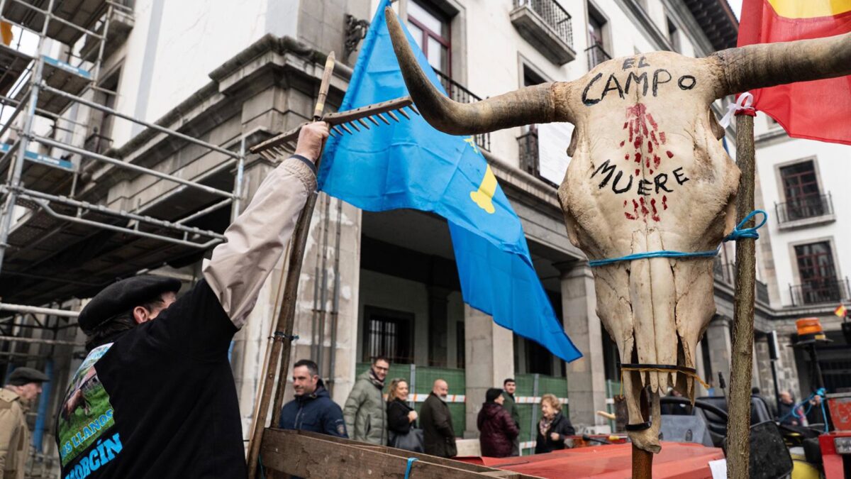El campo asturiano desconvoca la movilización contra Mercosur y los 200  tractores abandonan Oviedo - Forbes España