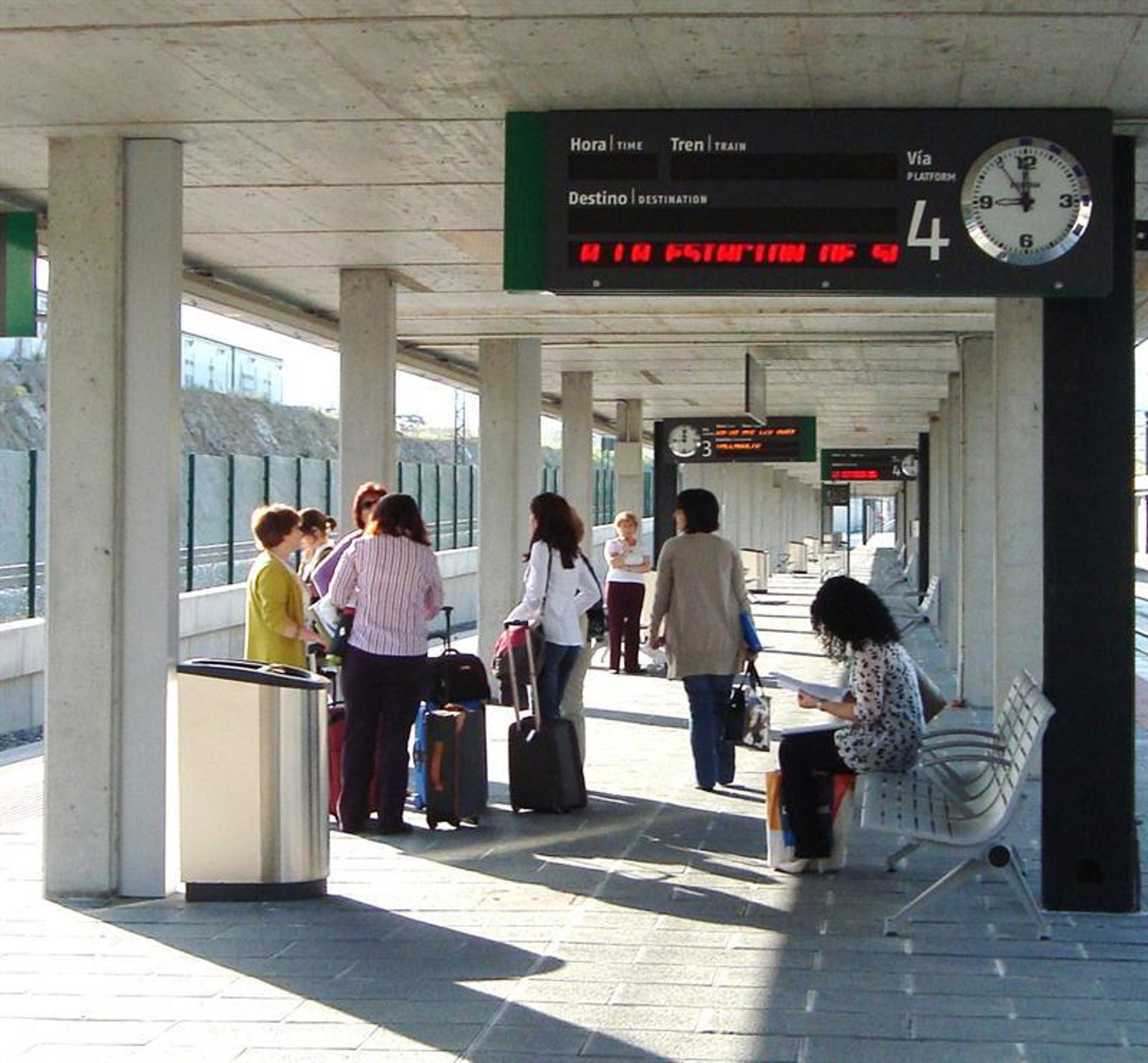 La Eurocámara rechaza relajar el derecho a compensación por retraso y exige equipaje de mano sin sobrecoste