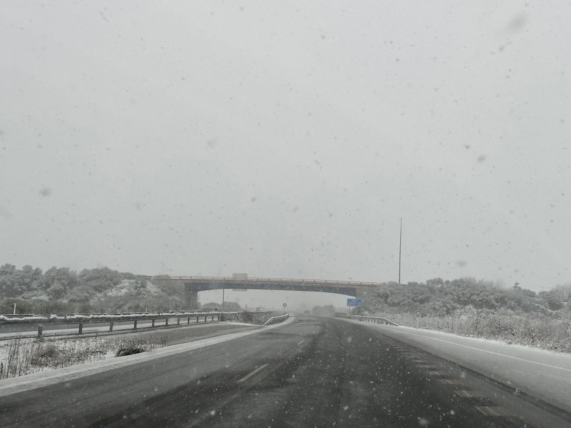 Transportistas critican la prohibición de la DGT a camiones de circular en 3.000 km de autovías por la nieve