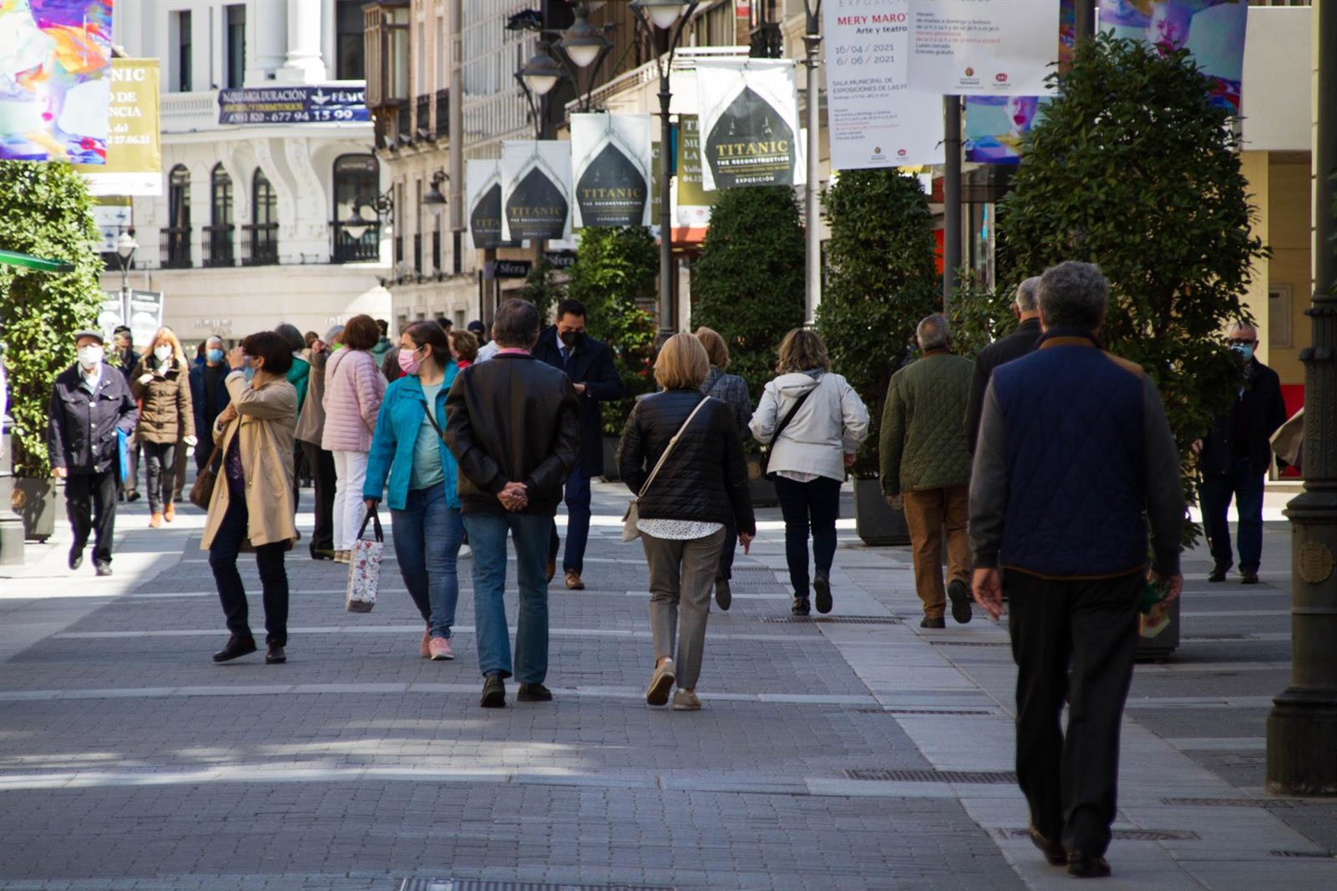 Más de la mitad de los mayores de 55 años ayuda económicamente a familiares o allegados, según un estudio