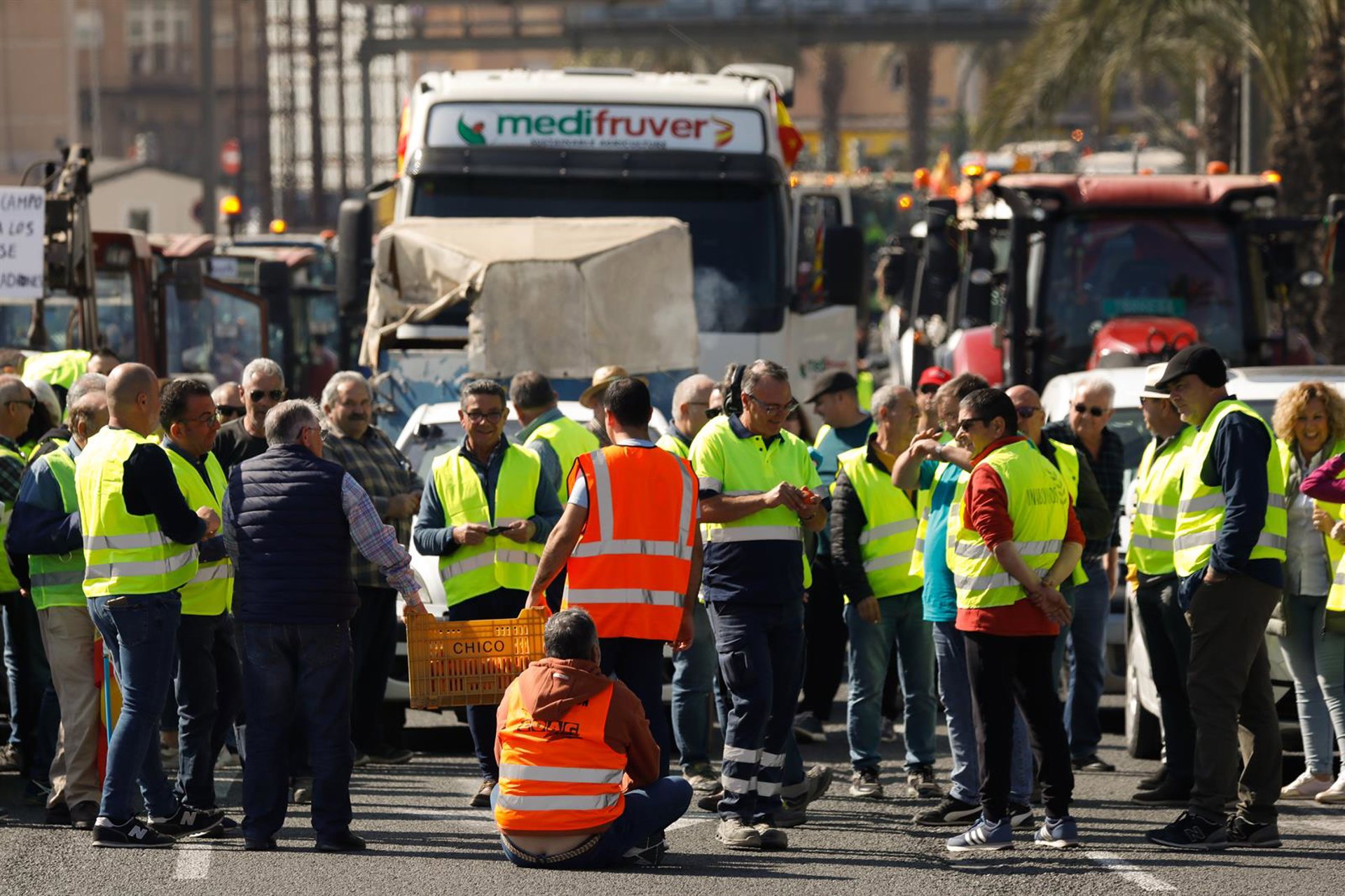 El campo saca músculo en su protesta y demanda que no lleguen a los supermercados «productos llenos de mierda»