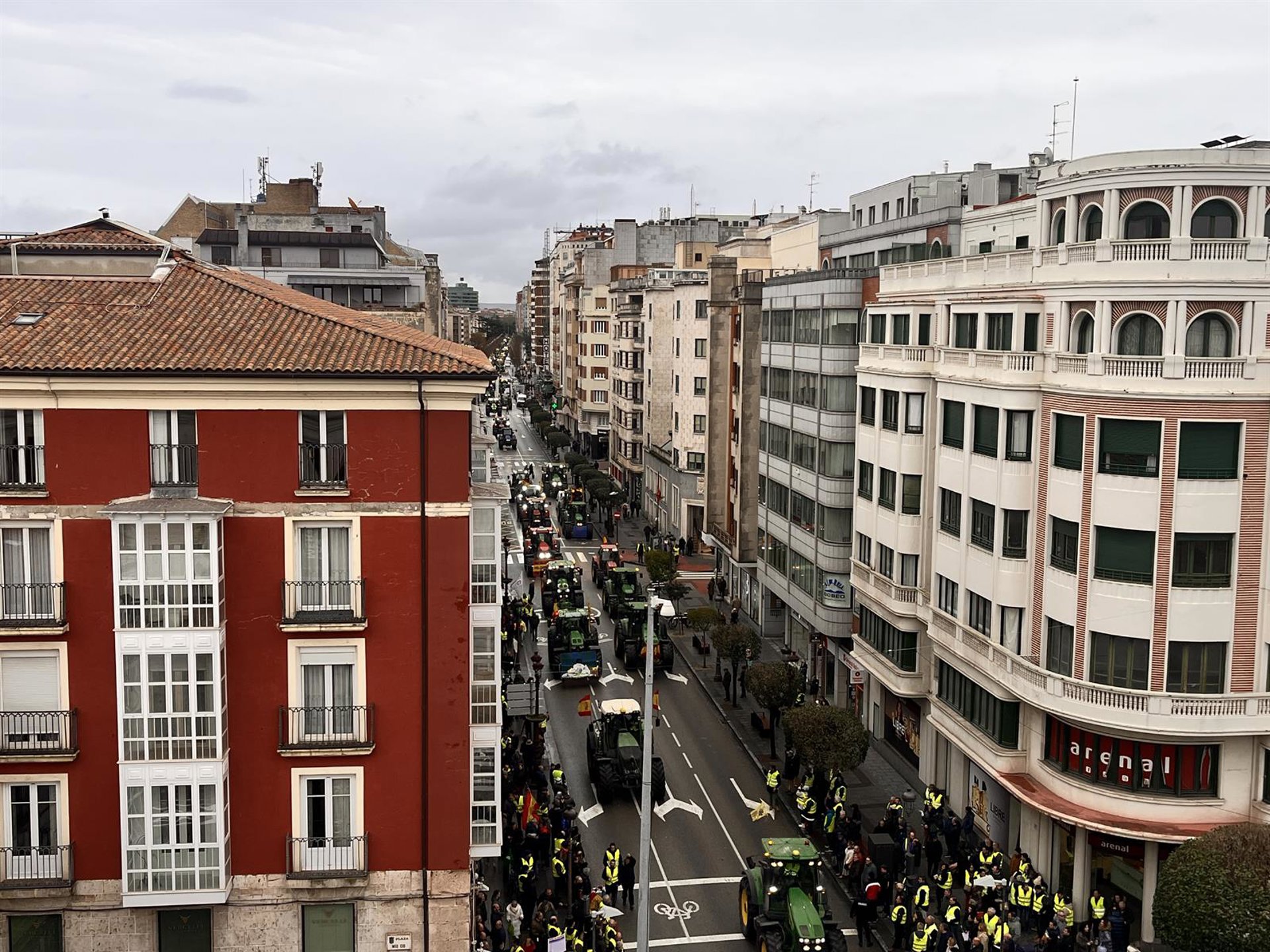 Unos 1.500 agricultores y ganaderos y 600 tractores reclaman en las calles de Burgos más protección al campo
