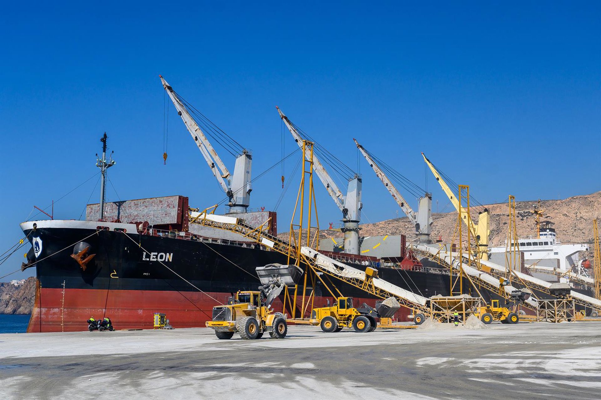 Bruselas expedienta a España exigir pabellón nacional a los buques de remolque y amarre en sus puertos