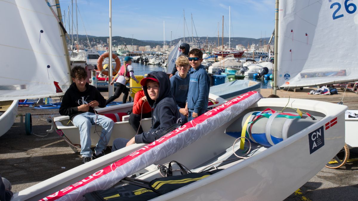 Palamós Optimist Trophy: 360 barcos esperan a que amaine el viento antes de disputar las primeras pruebas