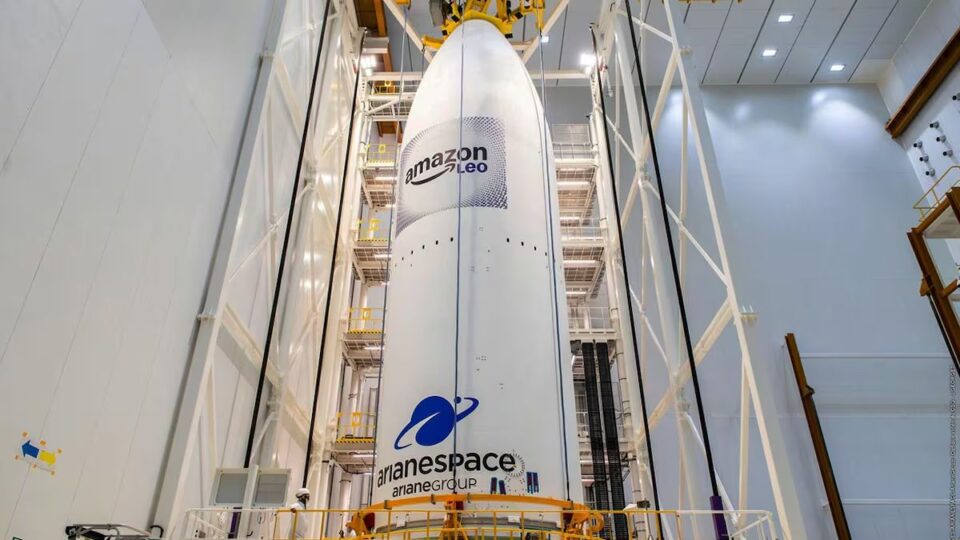 Bezos rompe con el monopolio de Starlink de Musk en el espacio: Amazon Leo llega a órbita con 32 satélites con el cohete Ariane 64
