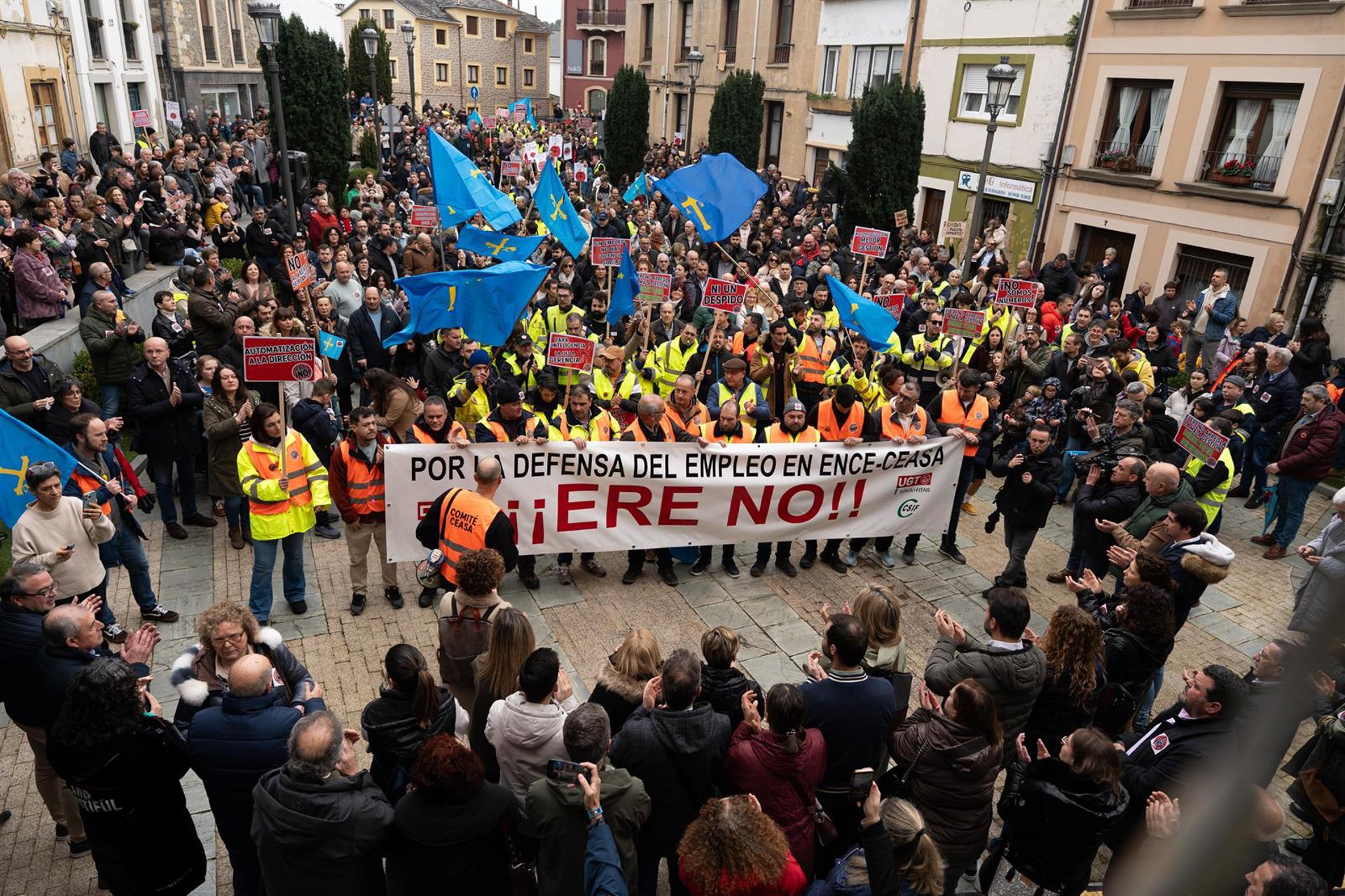 Cientos de personas se movilizan en Navia contra el ERE de ENCE