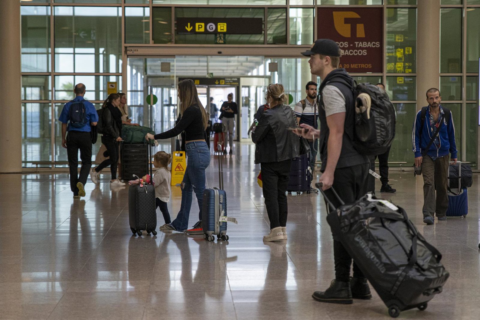 El Aeropuerto de Barcelona retoma la operativa habitual con dos pistas