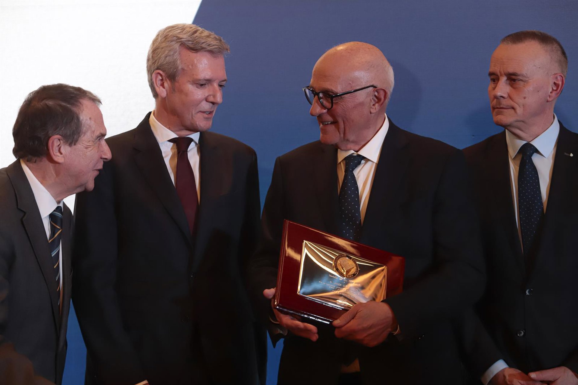 Oliu agradece a empresarios gallegos el apoyo para que el Banco Sabadell siguiera «firme, navegando solo»