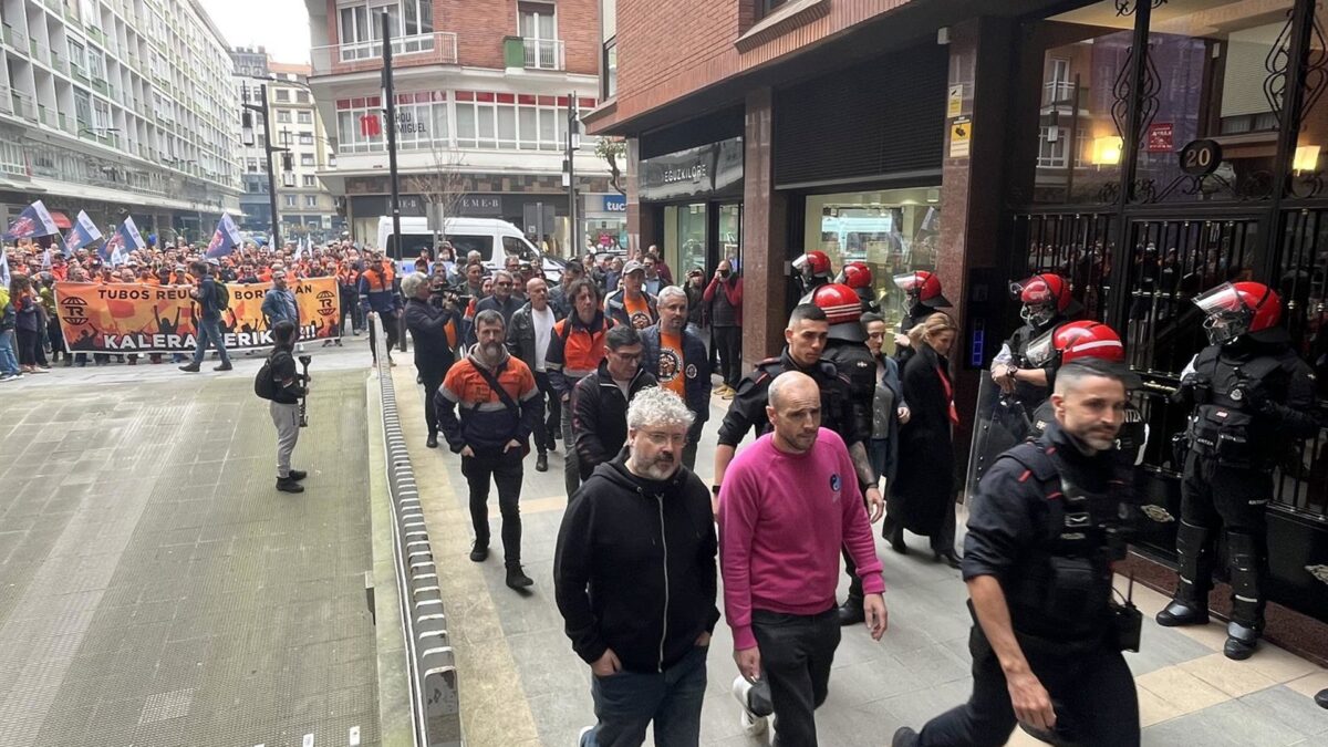 Trabajadores de Tubos Reunidos se concentran frente a la sede de Bilbao ...