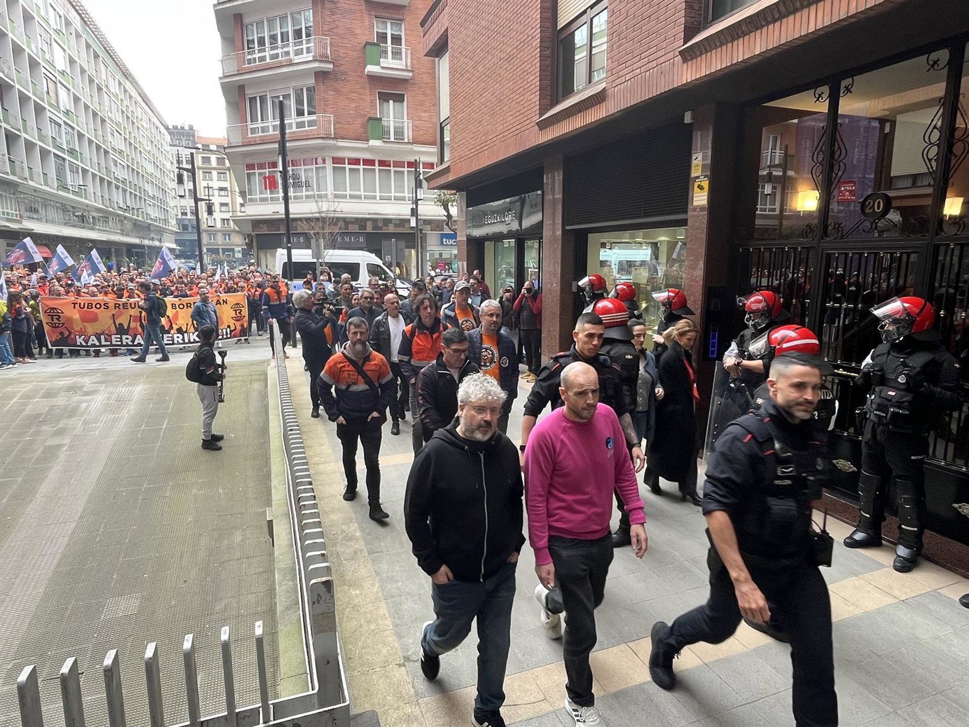 Trabajadores de Tubos Reunidos se concentran frente a la sede de Bilbao
