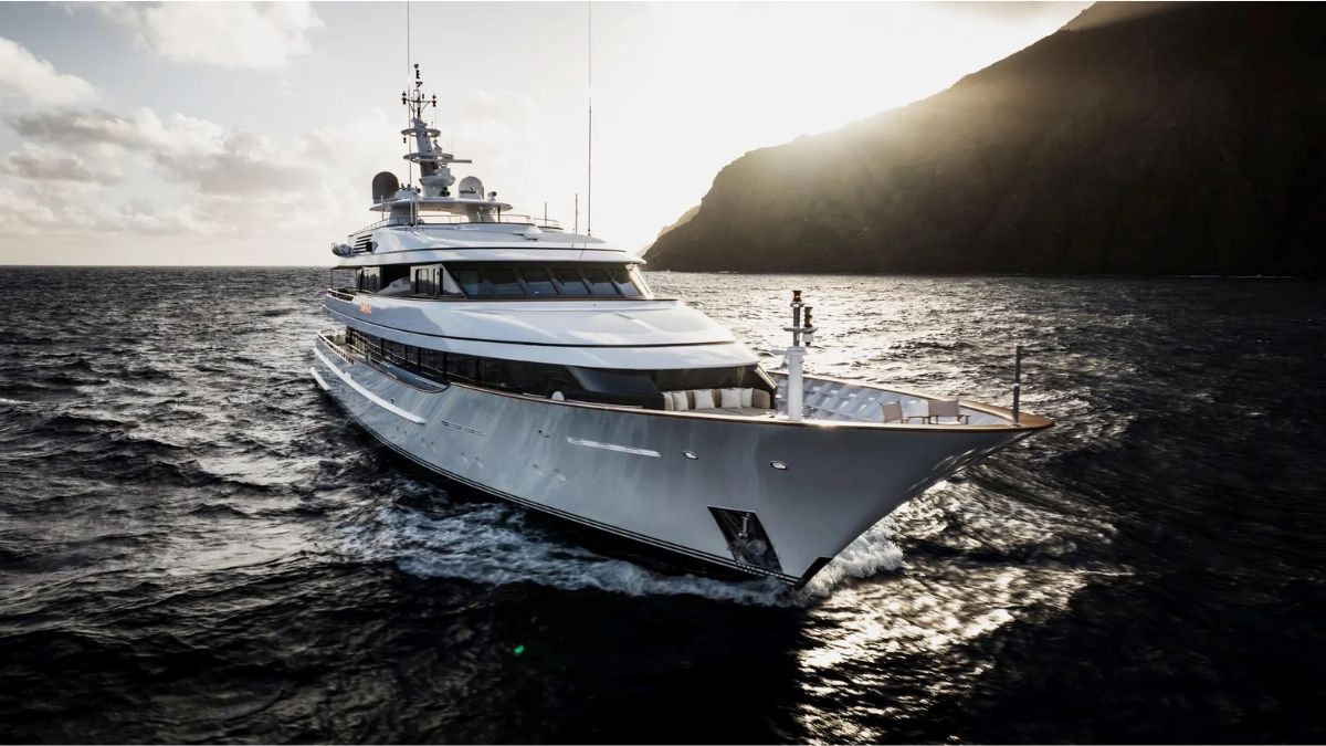 La experiencia definitiva: nadar con cachalotes desde el superyate ‘Solace’ de Feadship