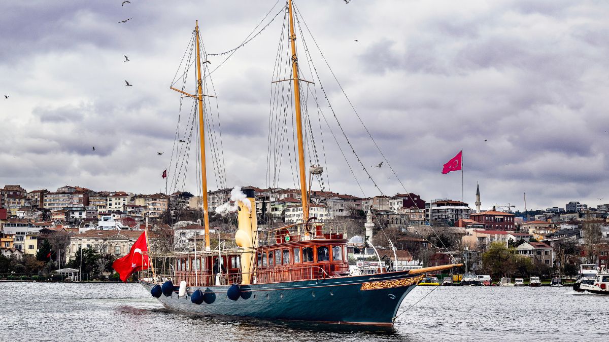 El histórico yate de vapor ‘Cangarda’ vuelve al mar tras su restauración