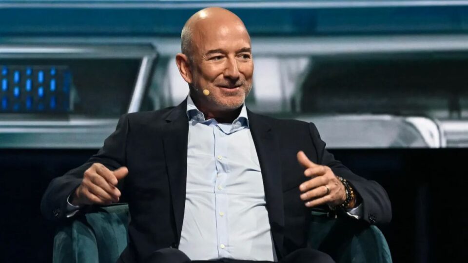 Todo lo que sabemos del plan de 100.000 millones de dólares de Jeff Bezos para adquirir empresas manufactureras afectadas por la IA