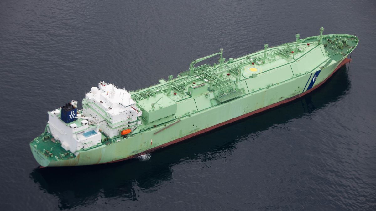 Un buque ruso a la deriva alerta a Europa por riesgo ambiental